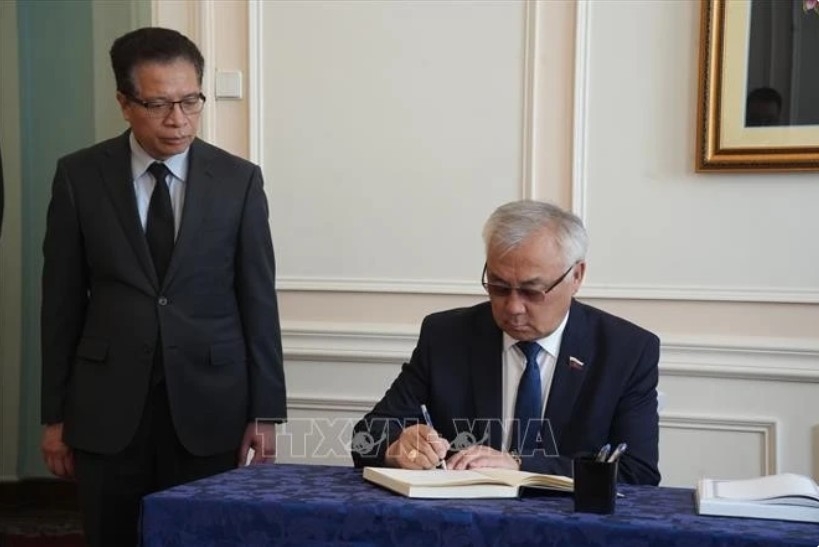 Int'l friends pay final respects to former President Tran Duc Luong